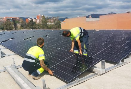 Nova instal·lació de plaques fotovoltaiques