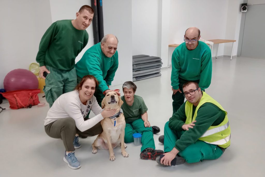 Teràpia amb gossos a Femarec per millorar la vida de les persones 4 IMG 9913