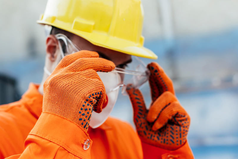 Curs: Bàsic de Prevenció de Riscos Laborals 2 Warehouse worker driver in uniform at storage warehouse