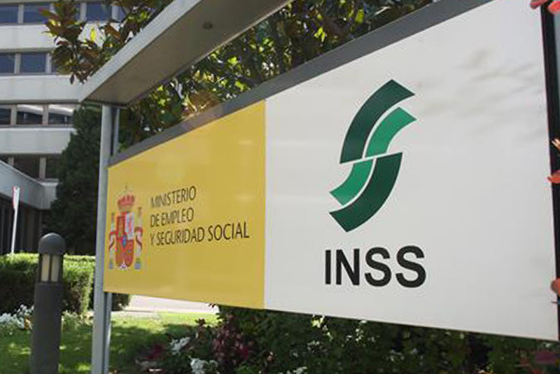 Curs: Nòmines i Seguretat Social - Nivell II 2 Warehouse worker driver in uniform at storage warehouse